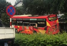 Xe khách gặp nạn, hàng chục người bị mắc kẹt trong ô tô hoảng loạn